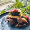 Szaszłyki z grillowanym serem halloumi